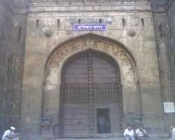 The main gate of the fort is Dilli Darwaza, the gate is so big that an elephant outfitted with howdahs can easily pass through it. This gate was used 